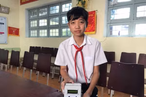 Em Nguyễn Tiến An nghiên cứu và chế tạo thiết bị kiểm soát trên xe ô to.