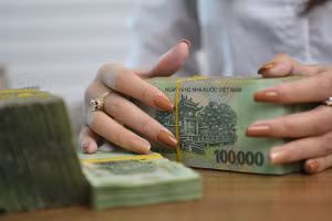 Giao dịch tại một ngân hàng ở Hà Nội. Ảnh: Giang Huy.