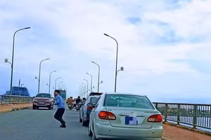 Đoàn xe dừng, đỗ trên cầu Nhật Lệ sáng 29-9