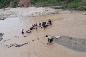 Hàng chục người dân bất chấp nguy hiểm xuống sông đãi vàng.