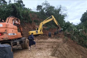  Lực lượng cứu hộ, cứu nạn hành quân tới hiện trường vụ sạt lở tại doanh trại Đoàn Kinh tế - Quốc phòng, Sư đoàn 337, Quân khu 4, trong điều kiện vô cùng khó khăn do đường giao thông có nhiều điểm bị sạt lở nghiêm trọng. Ảnh: Thanh Thủy/TTXVN