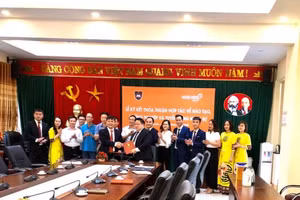 Lãnh đạo Khoa Quốc tế ký kết với lãnh đạo của Công ty Hừng Đông