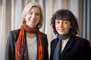  Nhà hóa sinh người Mỹ Jennifer A. Doudna (trái) và nhà vi sinh vật người Pháp Charpentier. Ảnh: CNN.