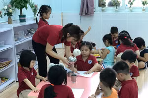 Cô và trò Trường Mầm non Hải Anh (Hải Hậu, Nam Định).