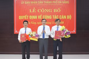 Ông Lê Trung Chinh (đứng giữa) – Phó Chủ tịch Thường trực UBND TP Đà Nẵng trao quyết định bổ nhiệm cho ông Nguyễn Hà Bắc (bìa trái) và ông Đoàn Ngọc Hùng Anh (bìa phải). 