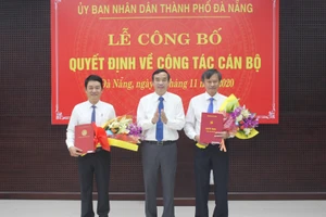 Ông Lê Trung Chinh (đứng giữa) – Phó Chủ tịch Thường trực UBND TP Đà Nẵng trao quyết định bổ nhiệm cho ông Nguyễn Hà Bắc (bìa trái) và ông Đoàn Ngọc Hùng Anh (bìa phải). 