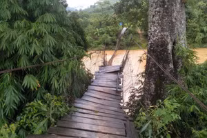 Mưa lớn khiến cây cầu treo bị sập.