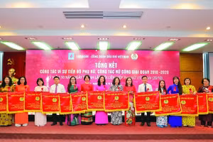 Ban nữ công PV GAS nhận khen thưởng 10 năm phong trào nữ công của Công đoàn DKVN