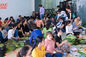 Chung tay gói bánh gửi hỗ trợ bà con vùng bão lũ miền Trung.