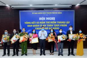 UBND TP Đà Nẵng trao tặng bằng khen cho 8 tập thể và 7 cá nhân có nhiều đóng góp trong công tác đảm bảo An toàn thực phẩm trên địa bàn.