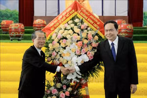 Chủ tịch UBTƯ MTTQ Việt Nam Trần Thanh Mẫn tặng hoa chúc mừng đồng bào công giáo Giáo phận Thái Bình nhân dịp lễ Giáng sinh 2020.
