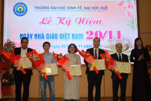 Tặng bằng khen của Bộ trưởng Bộ GD-ĐT cho các phòng, ban của Trường Đại học Kinh tế  Huế