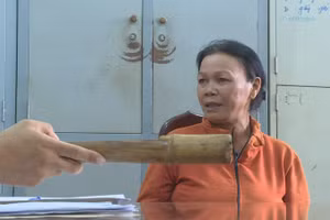 Bà H"Lhơt tại cơ quan công an.