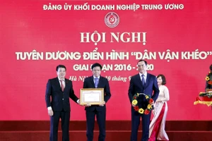 Đồng chí Phó Bí thư Trần Đức Sơn nhận khen thưởng Đảng bộ PV GAS do Đảng ủy Khối Doanh nghiệp Trung ương trao tặng.