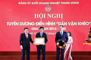 Đồng chí Phó Bí thư Trần Đức Sơn nhận khen thưởng Đảng bộ PV GAS do Đảng ủy Khối Doanh nghiệp Trung ương trao tặng.