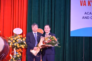 Niềm vui hân hoan của các đại biểu, cán bộ, giảng viên và sinh viên của Khoa Quốc tế tại buổi lễ