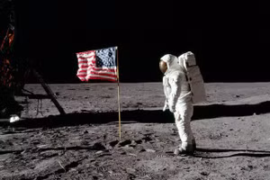 Ai là người duy nhất được an táng trên Mặt Trăng?