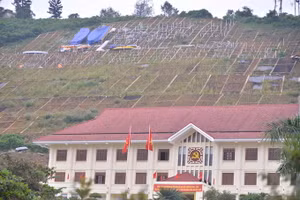 Dự án lắp dựng khẩu hiệu được thi công trên đồi Ông Tượng, phía sau trụ sở Tỉnh uỷ, UBND tỉnh Hoà Bình. Ảnh: Gia Chính