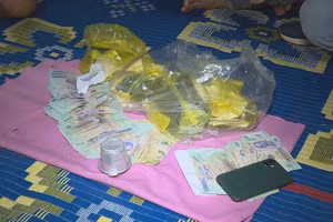 Tang vật lực lượng công an thu giữ được trên chiếc bạc.