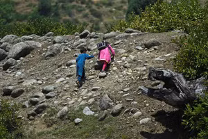 Trẻ em Ấn Độ đi học xa.
