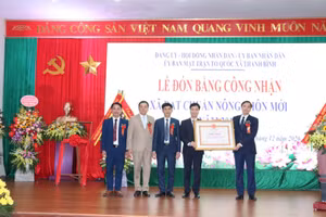 Đồng chí Trịnh Tiến Tường - Phó Bí thư Thường trực Huyện ủy, Chủ tịch HĐND huyện trao bằng công nhận xã đạt chuẩn nông thôn mới cho nhân dân và cán bộ xã Thanh Bình.
