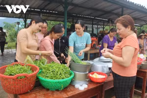Phụ nữ xã Phong Xuân, huyện Phong Điền, tỉnh Thừa Thiên Huế mang gà vịt đến nấu ăn phục vụ đoàn cứu nạn vụ sạt lở thủy điện Rào Trăng 3.