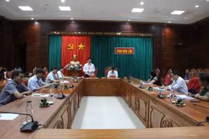 Thứ trưởng Bộ GD&ĐT Nguyễn Hữu Độ cùng đoàn công tác làm việc với Ban chỉ đạo thi Đắk Lắk.