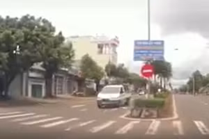 Thời điểm quay đầu xe, người con dâu này vẫn cần sự hướng dẫn bật đèn xi-nhan từ chồng mình.