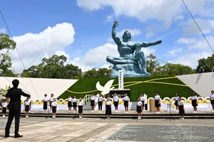 Các học sinh trình diễn trước đài tưởng niệm các nạn nhân thiệt mạng vì bom nguyên tử của Nagasaki, ngày 9/8/2020. Ảnh: AFP