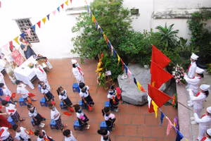 Trang trọng Lễ chào cờ khai giảng năm học mới.