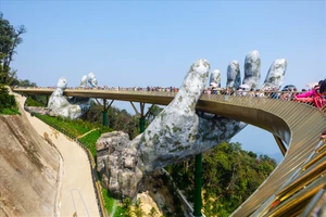 Cầu vàng ở khu du lịch Sun World Ba Na Hills. Ảnh tư liệu