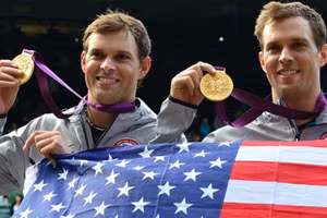Anh em nhà Bryan với tấm HCV đôi nam tại Olympic 2012 ở London.