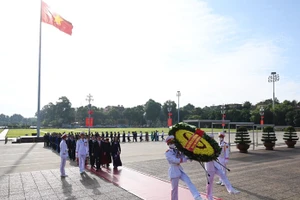 Lãnh đạo Thành phố đặt vòng hoa, vào Lăng viếng Chủ tịch Hồ Chí Minh.