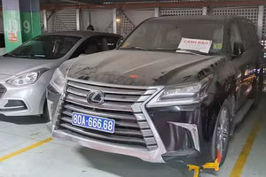 Lexus biển xanh 80A bị khóa bánh ở Tân Sơn Nhất đã được tháo biển số