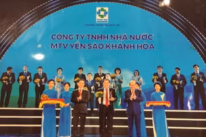 Ông Nguyễn Anh Hùng, Chủ tịch Hội đồng Thành viên Công ty Yến sào Khánh Hòa vinh dự nhận Biểu trưng Thương hiệu Quốc gia 2020