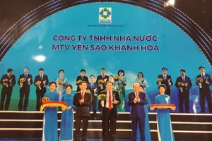 Ông Nguyễn Anh Hùng, Chủ tịch Hội đồng Thành viên Công ty Yến sào Khánh Hòa vinh dự nhận Biểu trưng Thương hiệu Quốc gia 2020