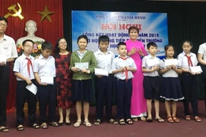 Hội Liên hiệp Phụ nữ phường Thanh Bình trao học bổng Ước mơ xanh năm 2019. 