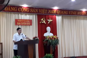 Ông Trần Đình Hồng – Trưởng Ban tuyên giáo Thành Ủy Đà Nẵng phát biểu tại Hội nghị.   