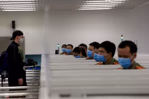 Người nước ngoài làm thủ tục nhập cảnh vào cửa khẩu sân bay Nội Bài hồi tháng 3/2020. Ảnh: Bá Đô