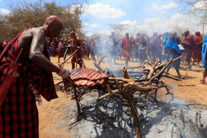 Lễ hội Olng’esherr của người Maasai sực nức mùi thịt nướng.