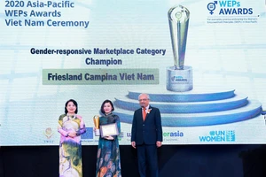 Bà Phan Nam Trân (giữa), Giám đốc Nhân sự FrieslandCampina Việt Nam, nhận giải thưởng "Bình đẳng giới trên thị trường"