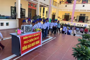 Mặc dù còn nhiều thiếu thốn nhưng HS Trường PTDTBT Tiểu học Thải Giàng Phố (Bắc Hà, Lào Cai) sẵn sàng chia sẻ khi đồng bào miền Trung bị lũ lụt. Ảnh: NTCC