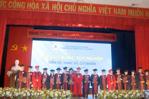 Các tân Thạc sĩ Trường ĐH Ngân hàng TP.HCM tại lễ nhận bằng tốt nghiệp