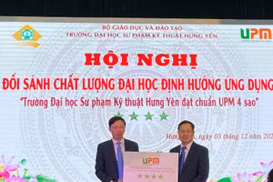 PGS.TS Bùi Trung Thành – Hiệu trưởng Trường ĐH Sư phạm Kỹ thuật Hưng Yên (Bên trái) nhận giấy chứng nhận đạt 4 sao theo Hệ thống đối sánh chất lượng giáo dục đại học