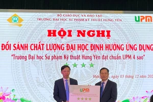 PGS.TS Bùi Trung Thành – Hiệu trưởng Trường ĐH Sư phạm Kỹ thuật Hưng Yên (Bên trái) nhận giấy chứng nhận đạt 4 sao theo Hệ thống đối sánh chất lượng giáo dục đại học