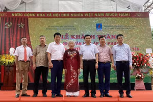 Các đại biểu chụp hình lưu niệm cùng cụ bà Hoàng Thị Phượng – Anh hùng Lực lượng vũ trang nhân dân