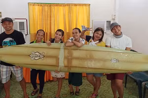 Ván lướt sóng ngả màu vàng sau khi trôi dạt quãng đường dài ở Thái Bình Dương.