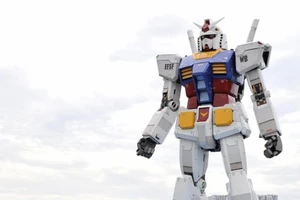 Robot Gundam có thể quỳ gối và cử động cánh tay. (Ảnh: AFP)
