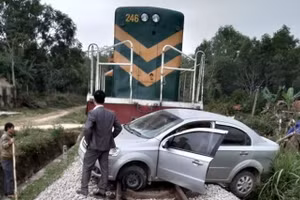 Nghệ An: Xe 4 chỗ liều lĩnh lao vào đường sắt khi tàu đang đến