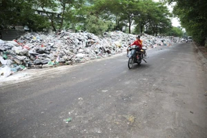 Rác chất đống, bốc mùi hôi thối dài hơn 1km đường Tân Mỹ (Nam Từ Liêm, Hà Nội)